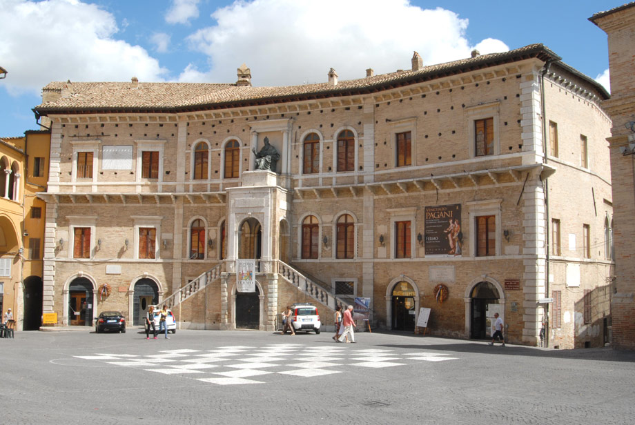 Palazzo_dei_Priori_(sec.xiii)_
