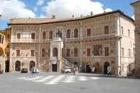 Palazzo dei Priori (sec.xiii) 