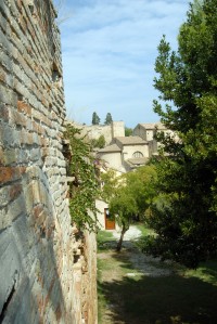 Mura castellane con vista della Chiesa di S. giorgio e rocca tiepolo