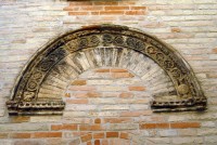 Particolare in cotto del portale di palazzo Covolini.