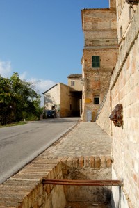 Strada provinciale che costeggia le mura castellane