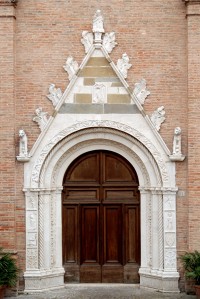 Chiesa del Beato Antonio e portale della facciata.