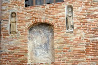 Edicola con affresco ed immagini sacre in terracotta presso le mura della Chiesa del SS. Rosario.