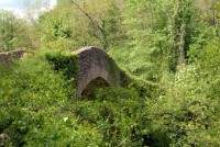 Ponte Romanico in pietra sul fiume Tenna