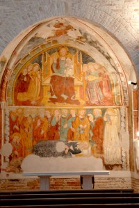 S. Maria a Pia  di Gello  Interni della Chiesa e particolare della  altare centrale.