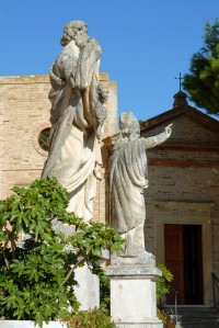 Scorcio delle statue dei Santi,  sullo sfondo la Chiesina della  Arciconfraternita.
