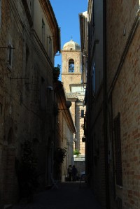 Via Abbaziale, sullo sfondo la Chiesa di S. Bartolomeo.