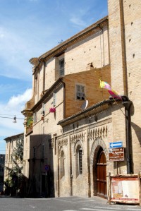 Chiesa di S.Agostino (sec.xiii) - portalale dell  ingresso laterale