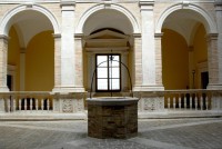 Palazzo Azzolino (sec.xvi) - cortile interno, portici e pozzo ottagonale