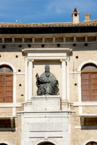 Palazzo dei Priori - Statua di Sisto V (1590) di Accursio Baldi detto il Sansovino