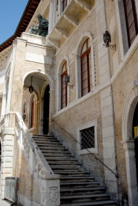  Palazzo dei Priori - Scala di accesso e loggia (sec.xvi)