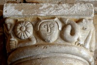 Chiesa di S. Pietro, particolare di colonna e bassorilievi su capitelli.