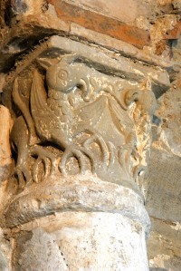 S. Quirico, particolare di capitello della cripta.