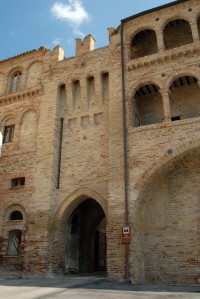 Parte della facciata del castello ancora in fase di finitura.