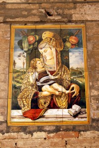 Palazzo Pelagallo, Madonna con bambino, formelle in ceramica di autore contemporaneo.
