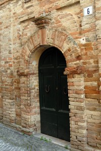 Portale del palazzo Pelagallo con particolare, datato anno 1.725.