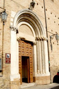 Chiesa di S. Francesco, portale.