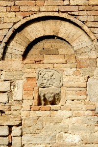 Bassorilievo di un portale della  anno 1000 