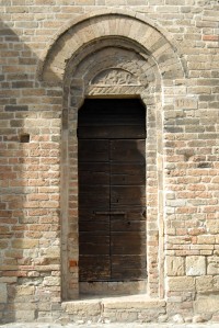 Chiesa di S. Giovanni Battista ed Evangelista, portale.