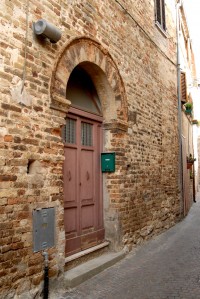 Scorcio di Via Garibaldi con il vecchio portale della sinagoga