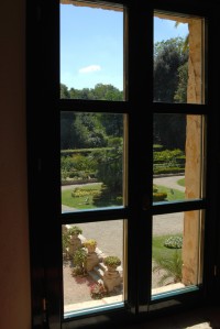 Villa Barucchello, scorcio dalla  interno della villa verso il giardino