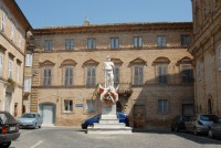Piazza Giovanni Siccone, sullo sfondo il monument ai caduti e palazzo Ricci