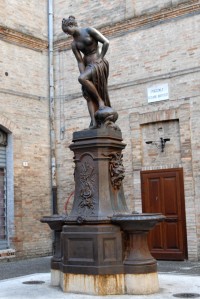 Piazzetta Cesare Battisti, fontana della Pupa del 1907