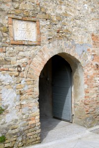 Mulino Rastrelli, entrata con la targa in cotto del 1392